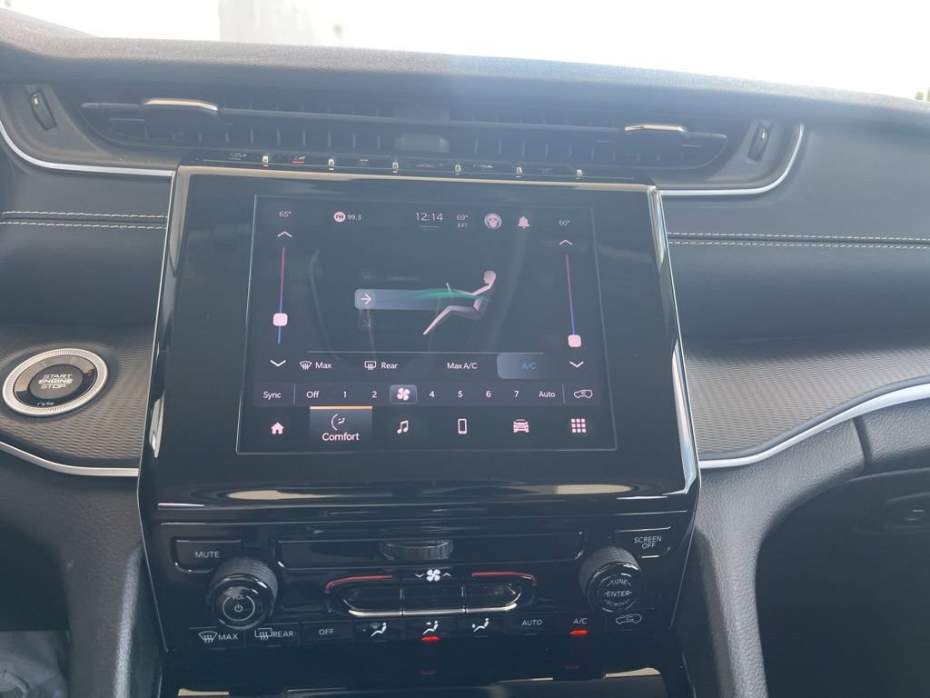 Used 2023 Jeep Grand Cherokee Laredo image 17
