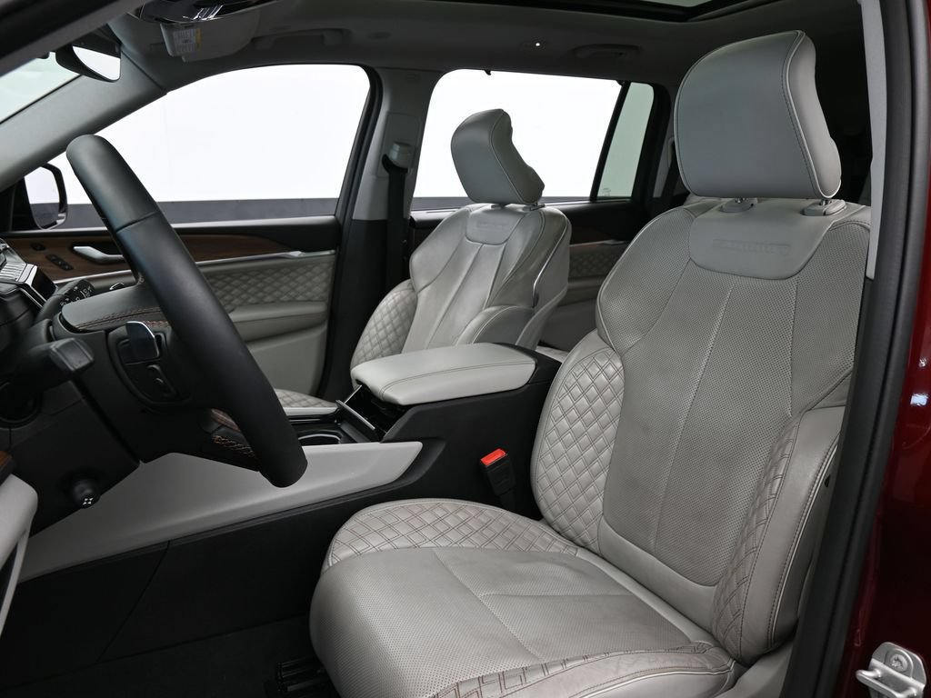 Used 2023 Jeep Grand Cherokee L Summit w/ Luxury Tech Group V AWD/4WD image 10