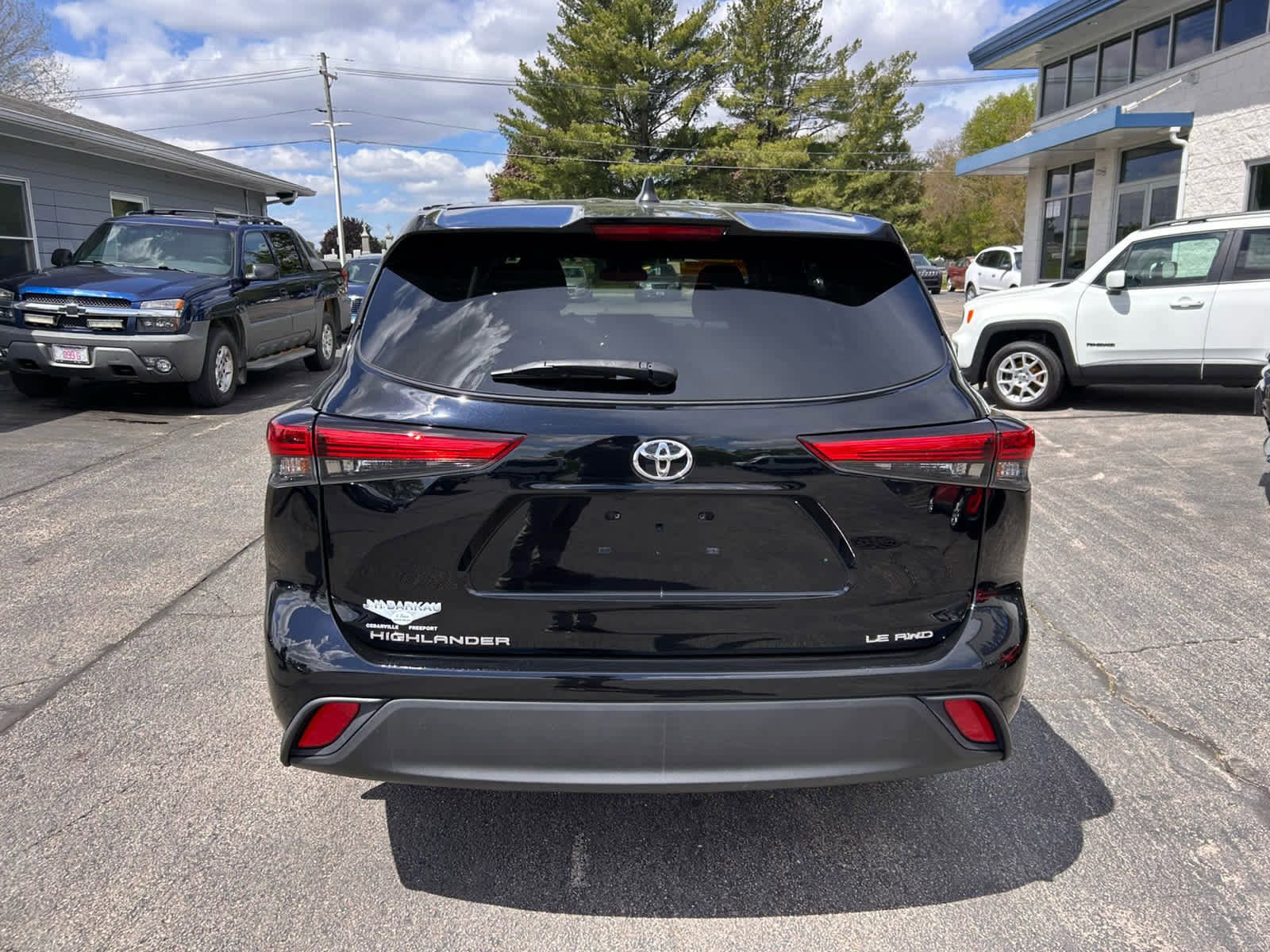 Used 2023 Toyota Highlander LE AWD/4WD image 6