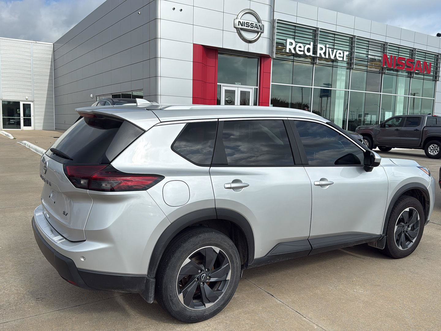 Used 2024 Nissan Rogue SV w/ SV Premium Package FWD image 5