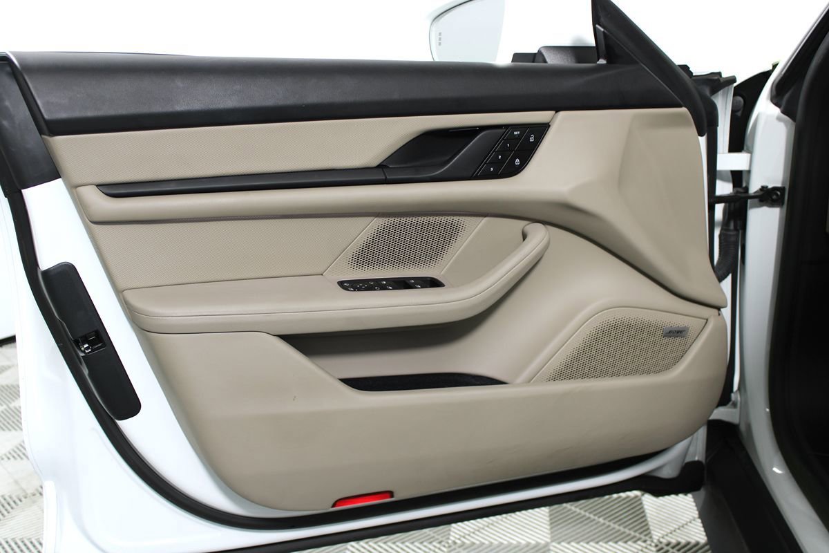 Used 2022 Porsche Taycan image 6