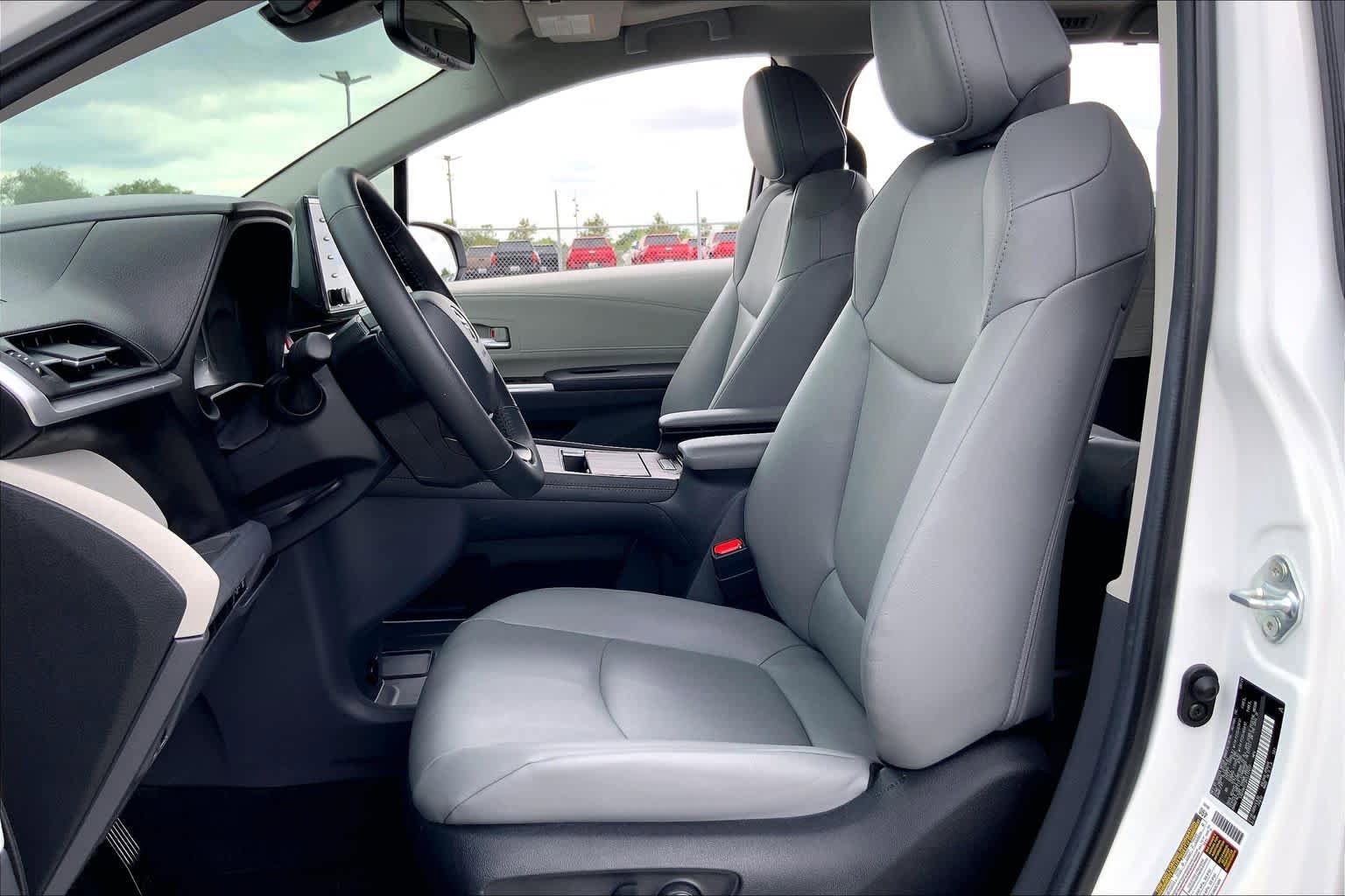 Certified 2024 Toyota Sienna XLE FWD image 8