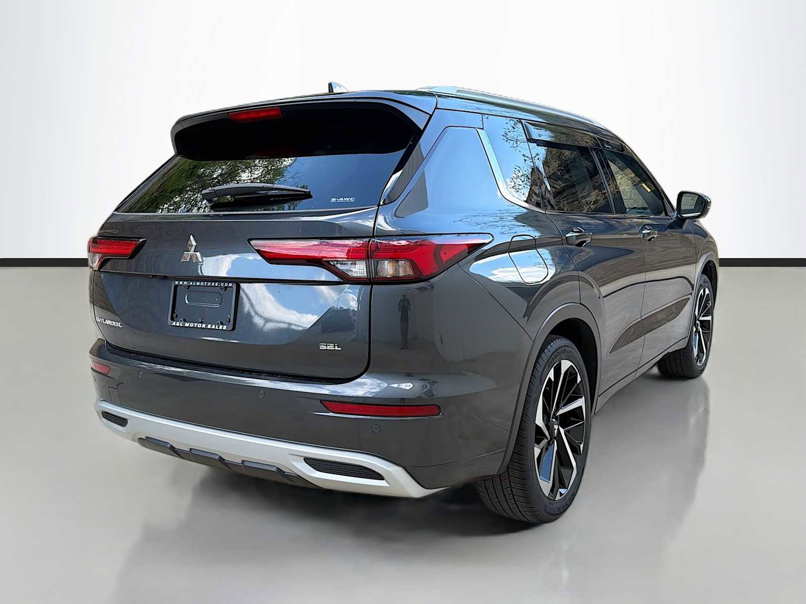 Used 2024 Mitsubishi Outlander SEL AWD/4WD image 3