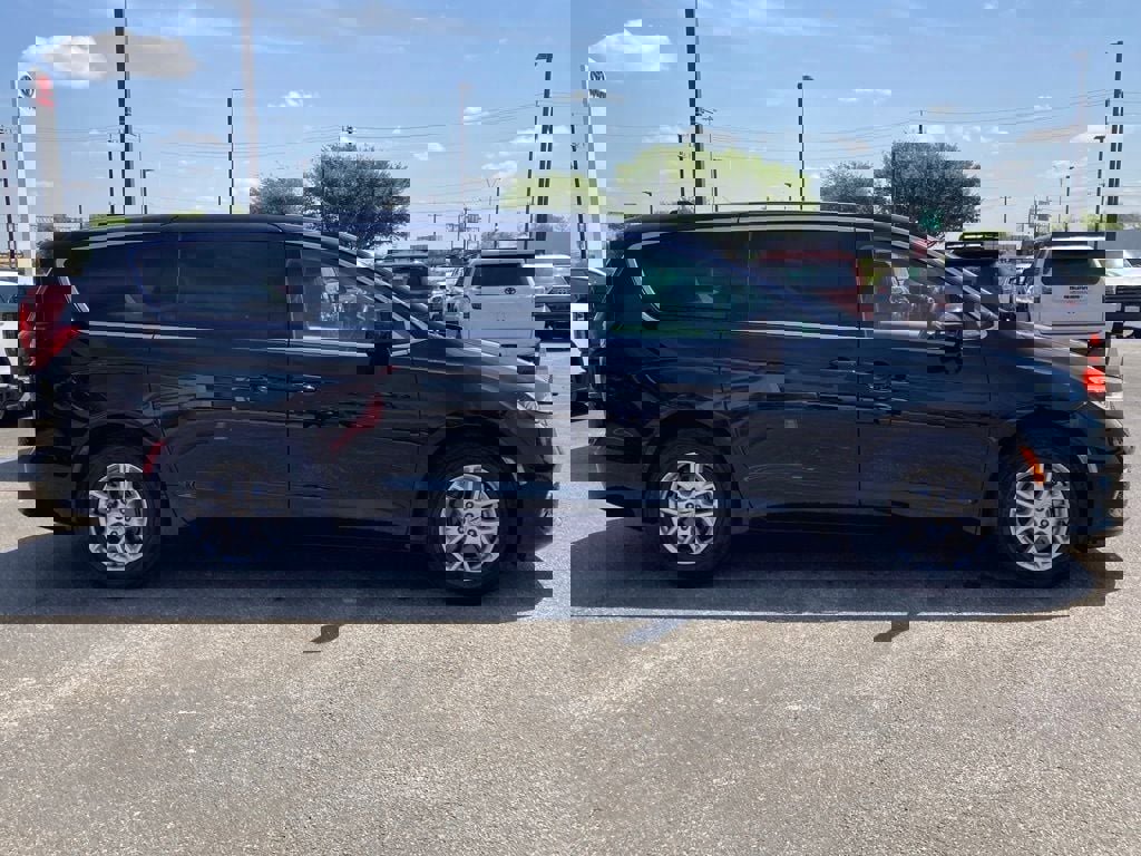 Used 2024 Chrysler Pacifica Touring-L image 4