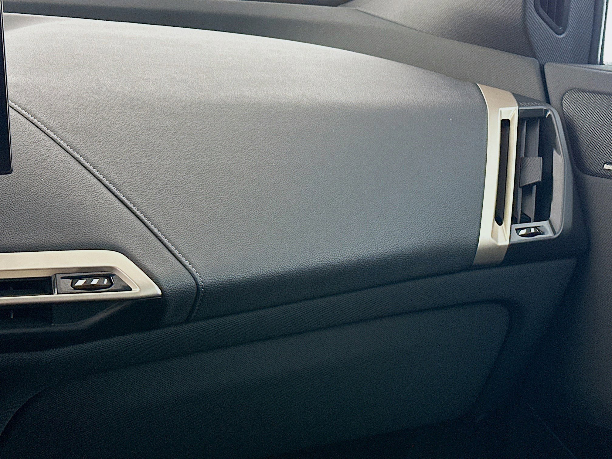 Used 2023 BMW iX xDrive50 w/ Premium Package image 16