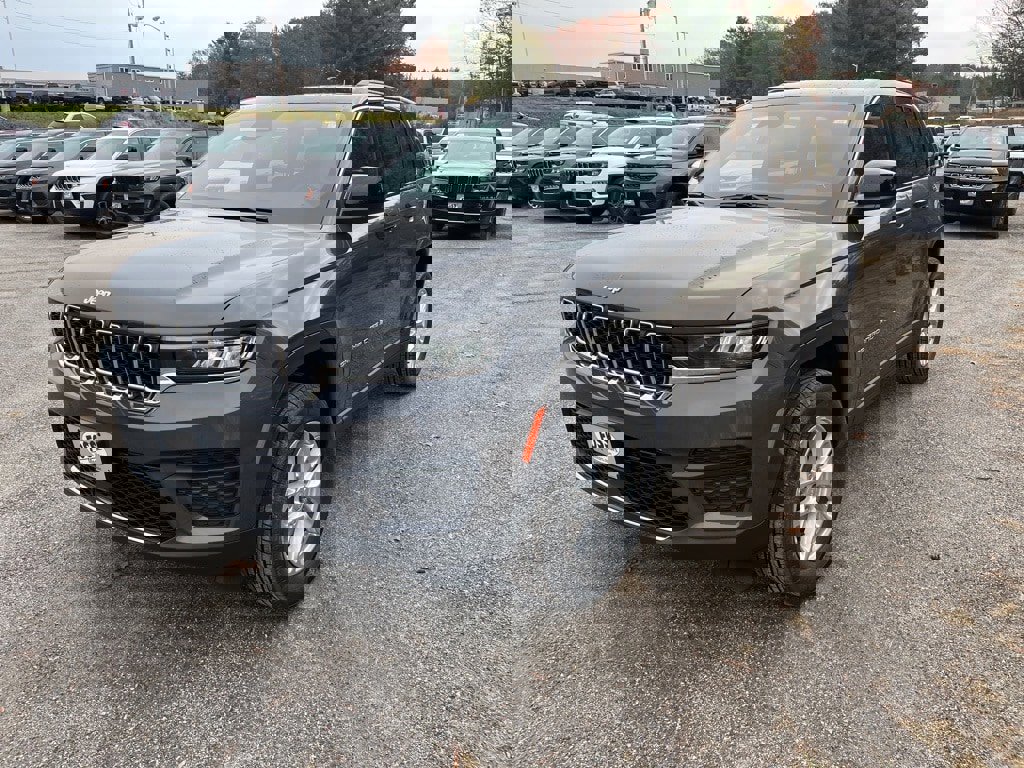 New 2025 Jeep Grand Cherokee Laredo X image 3