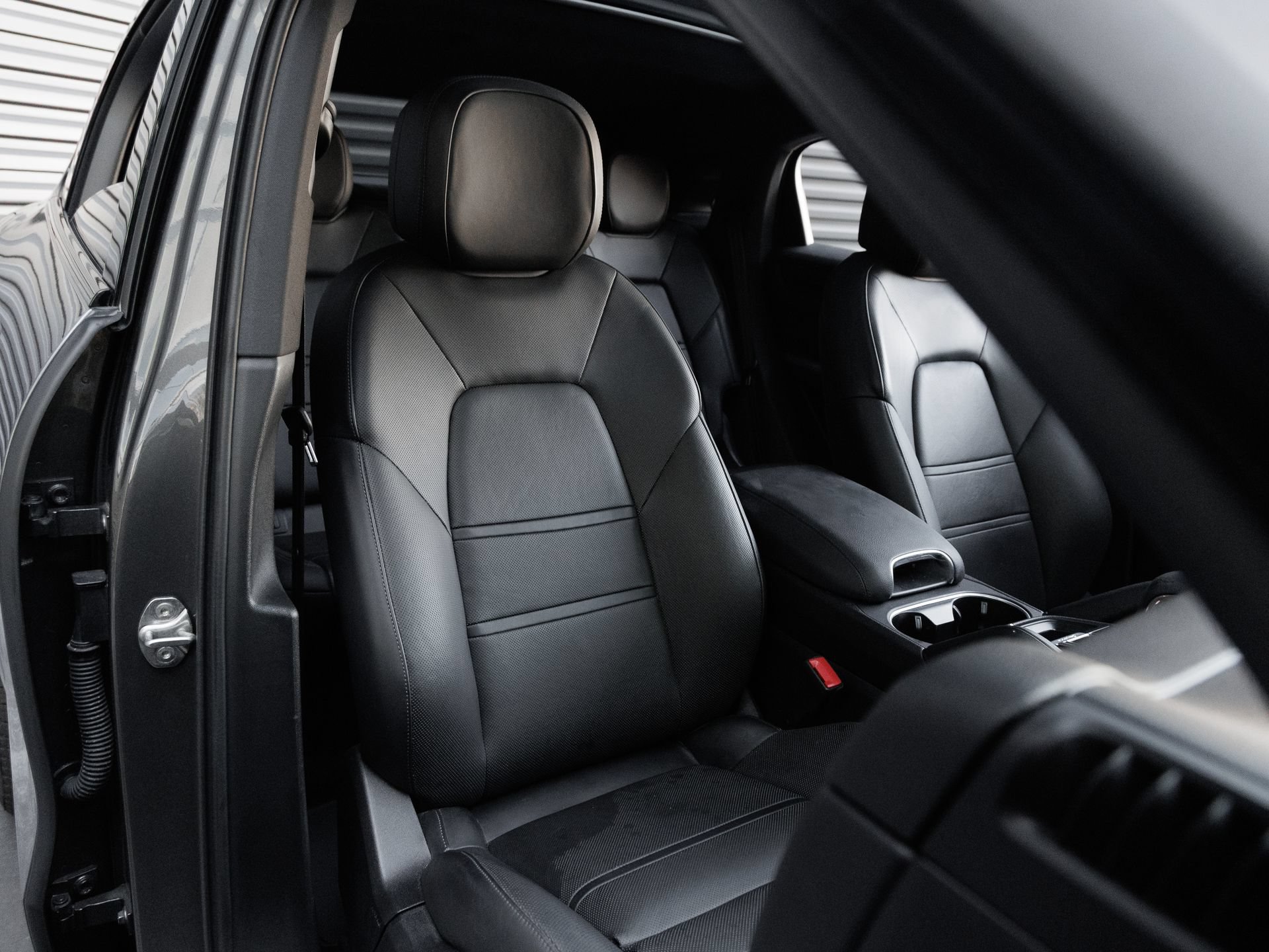 Certified 2022 Porsche Cayenne Coupe AWD/4WD image 33