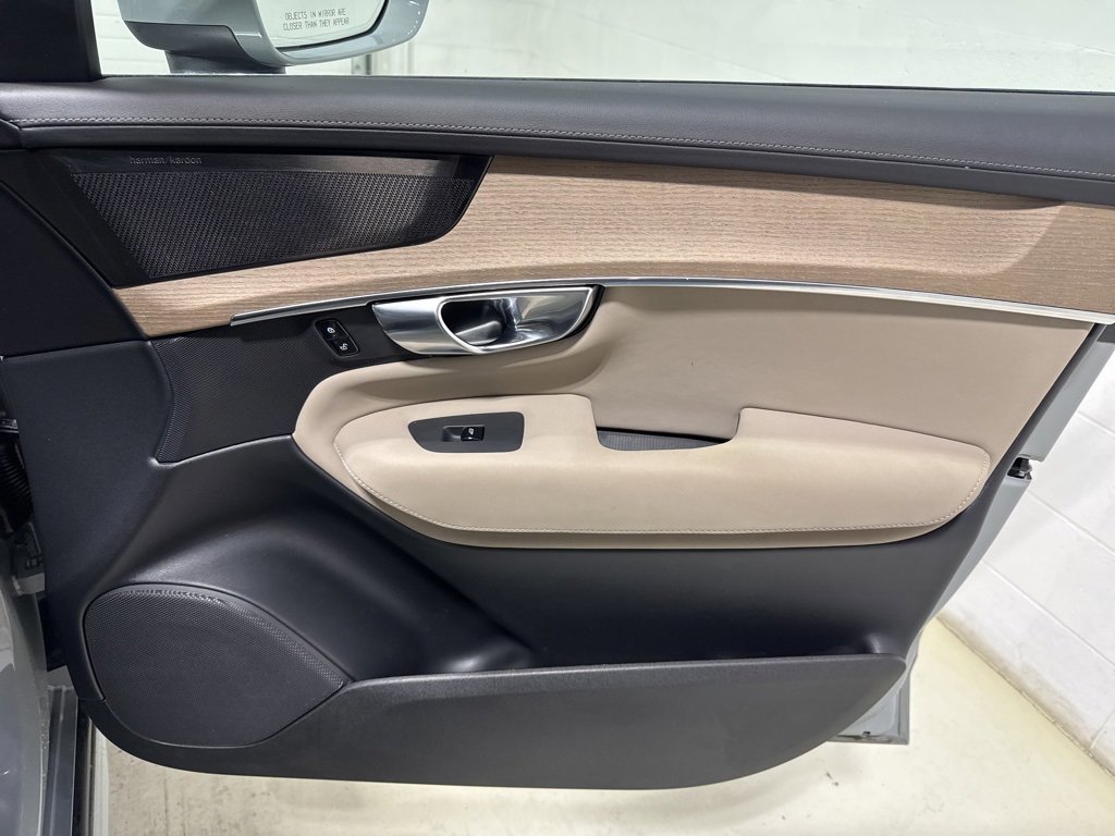 Used 2025 Volvo XC90 B6 Plus image 35