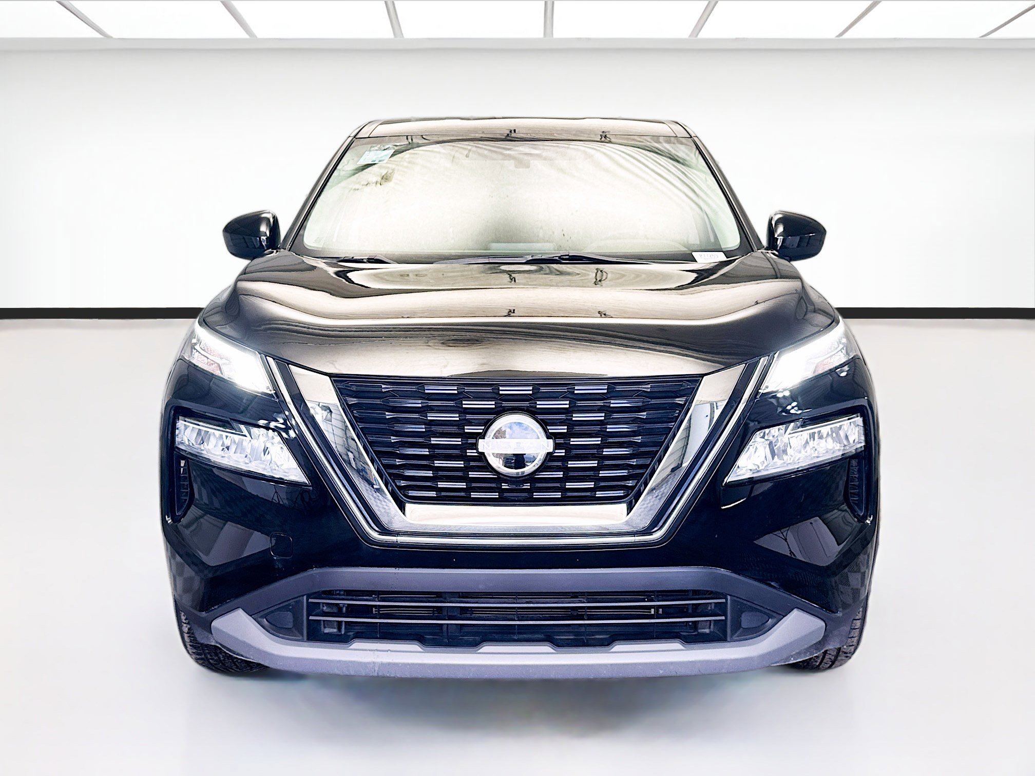 Used 2023 Nissan Rogue SV image 2