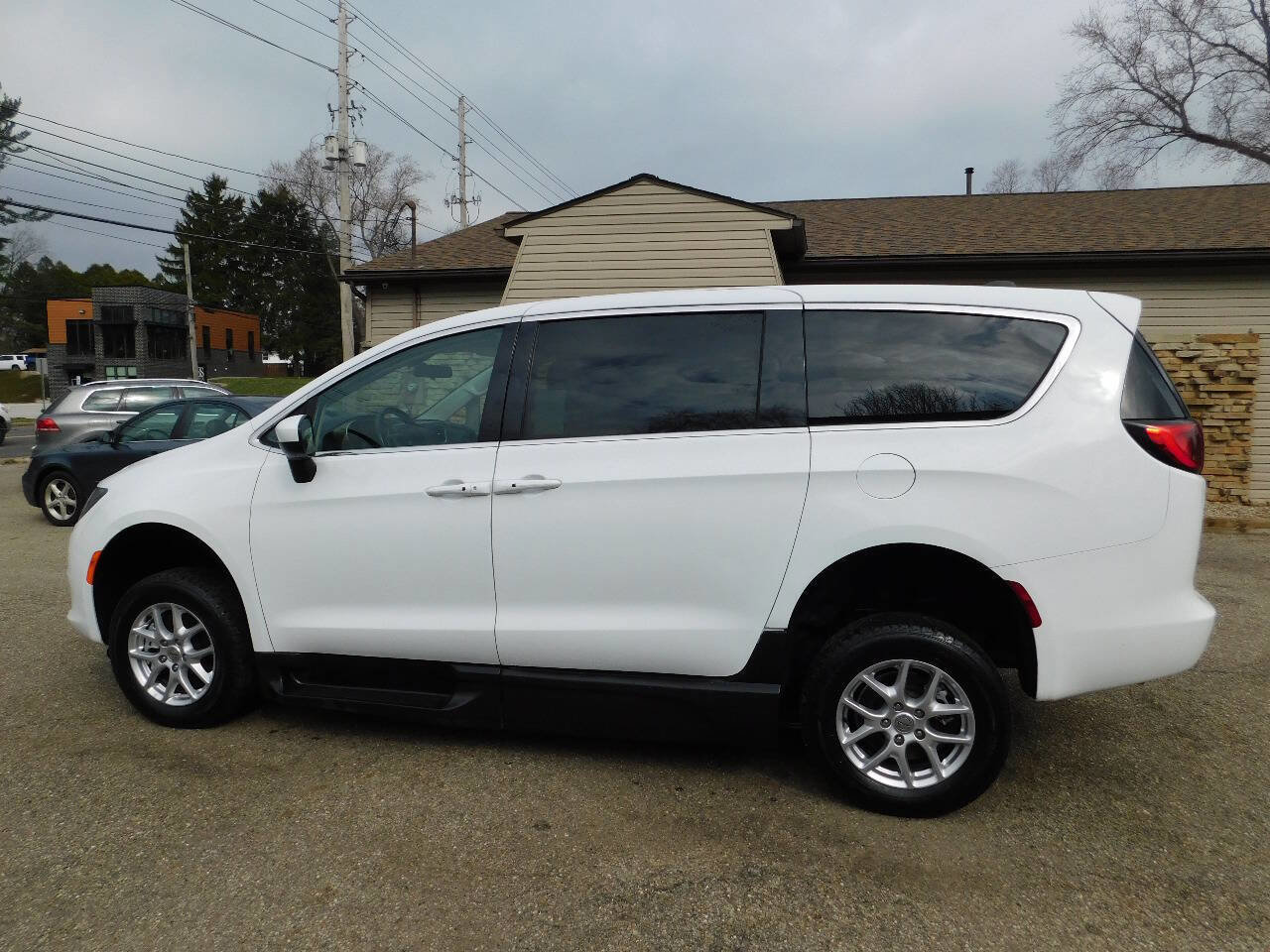 Used 2022 Chrysler Voyager LX image 12
