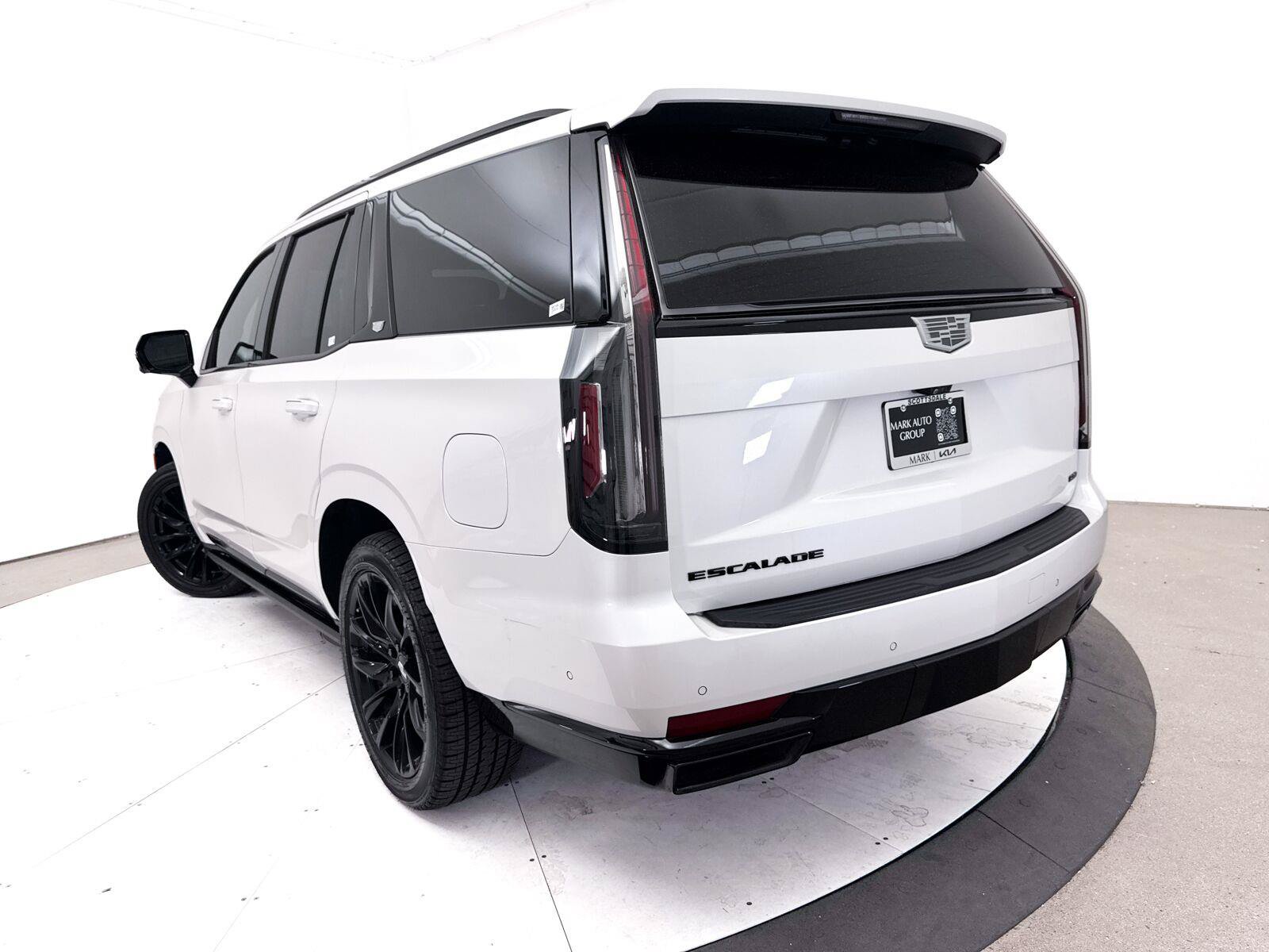 Used 2022 Cadillac Escalade Sport Platinum w/ LPO, ONYX Package AWD/4WD image 10