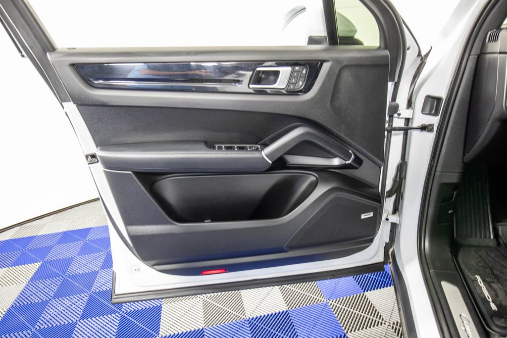 Used 2023 Porsche Cayenne image 13