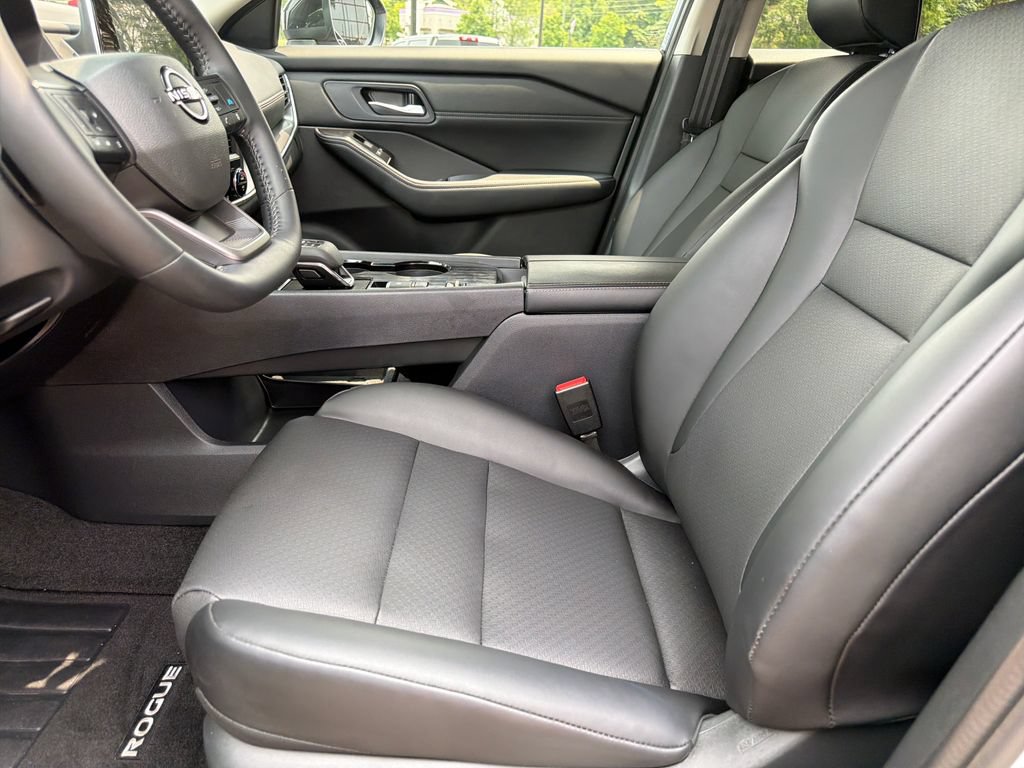 Used 2026 Nissan Rogue Dark Armor FWD image 25