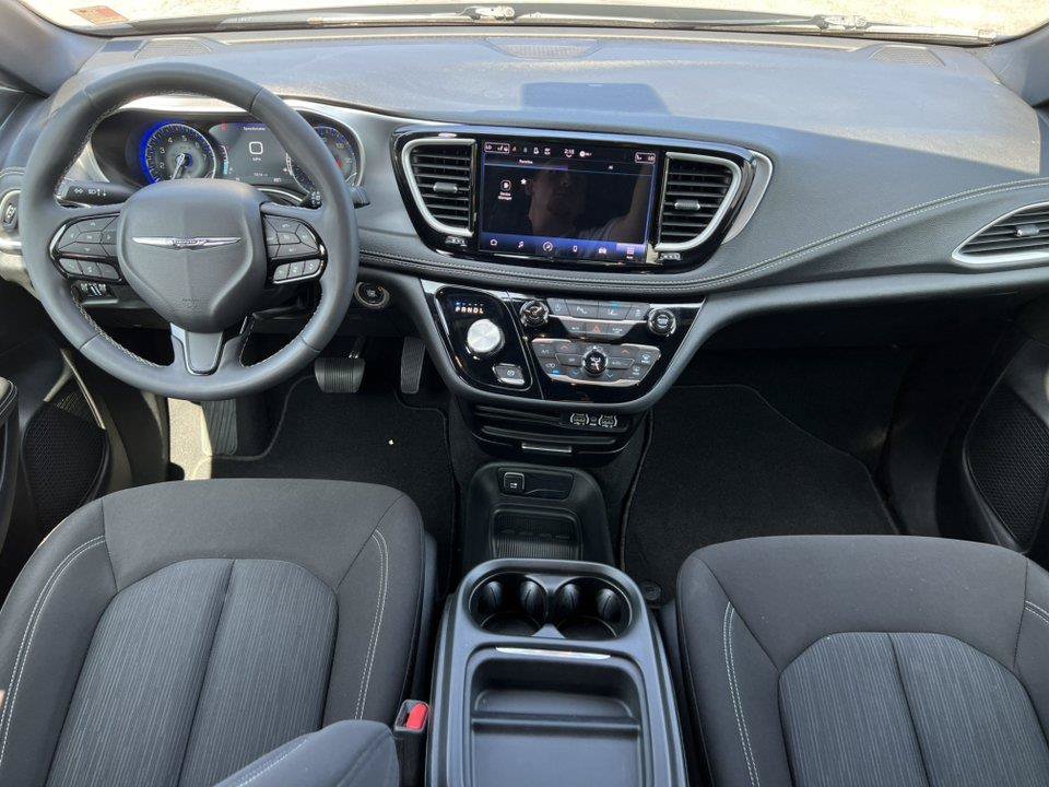 Used 2023 Chrysler Pacifica Touring FWD image 2