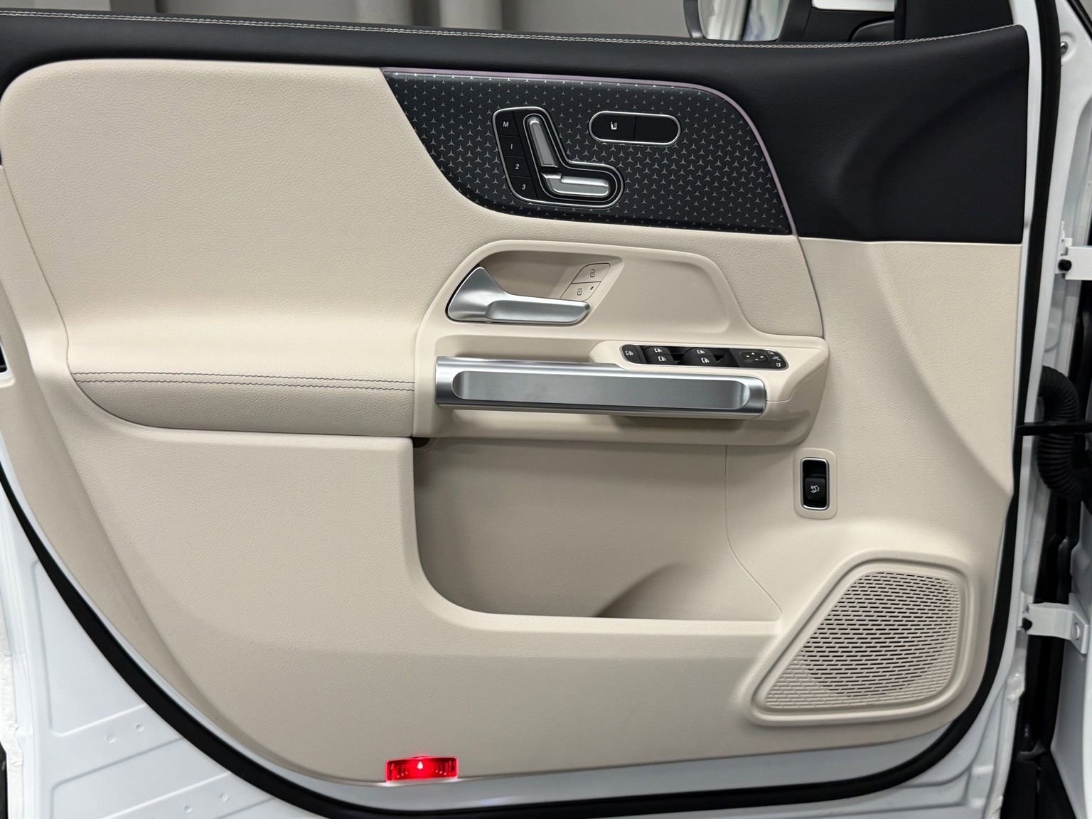 Used 2025 Mercedes-Benz GLB 250 image 20