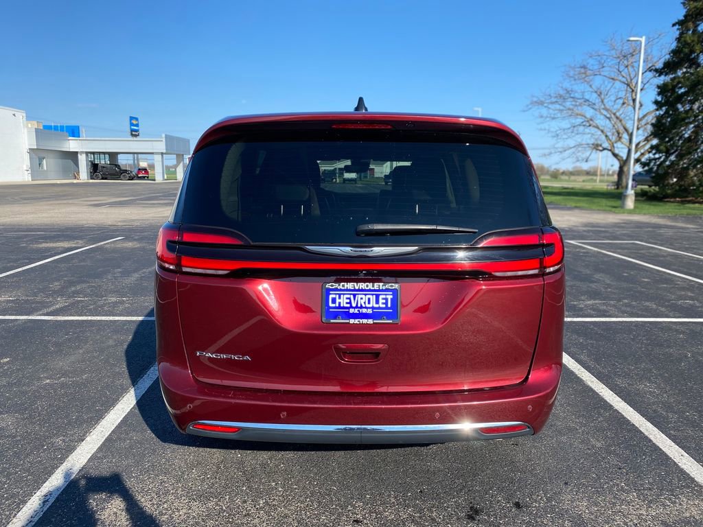 Used 2023 Chrysler Pacifica Touring-L image 6