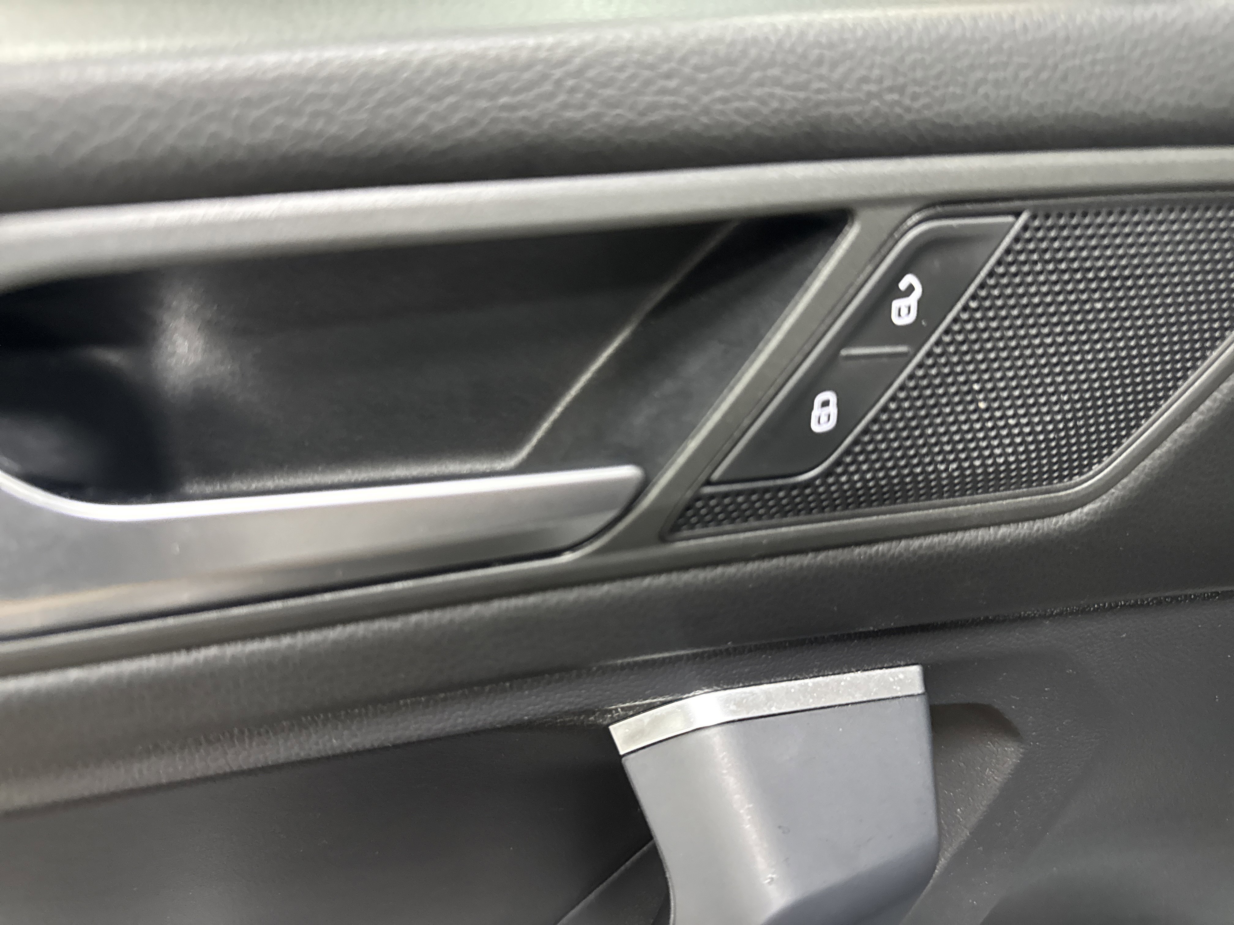 Used 2020 Volkswagen Tiguan SE w/ Panoramic Sunroof Package image 41