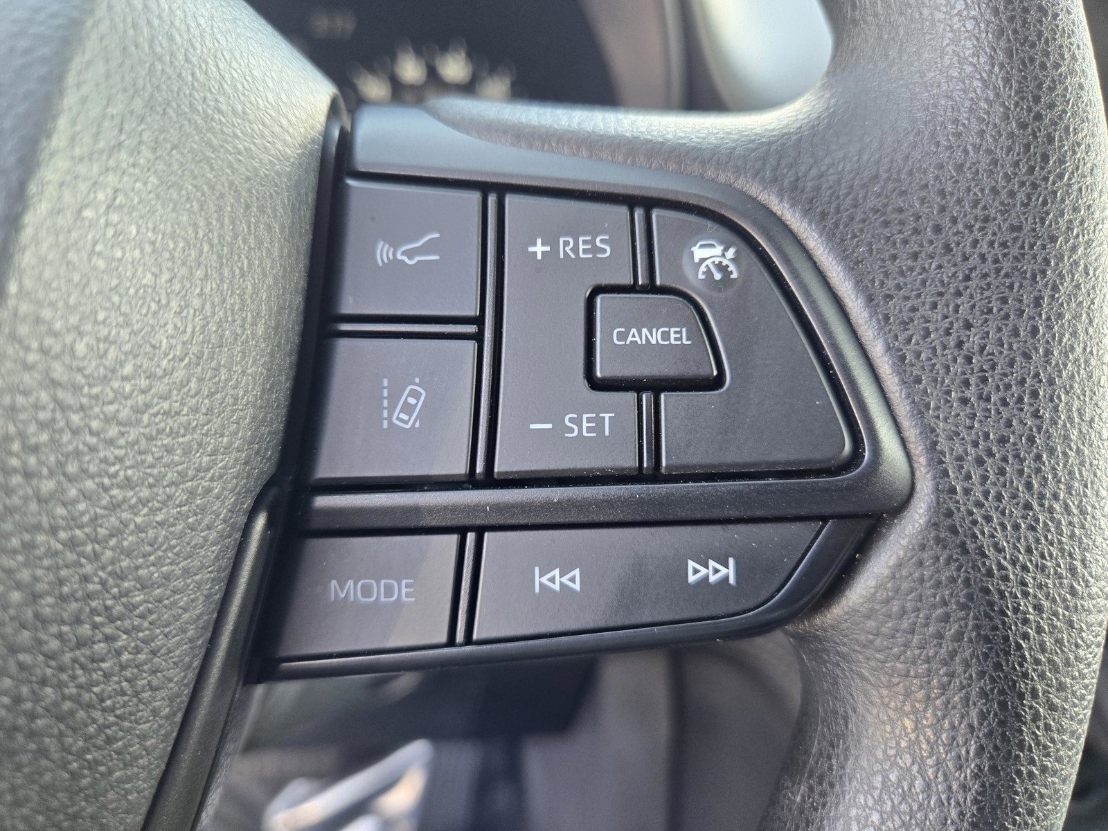 Used 2025 Toyota Sienna LE image 18