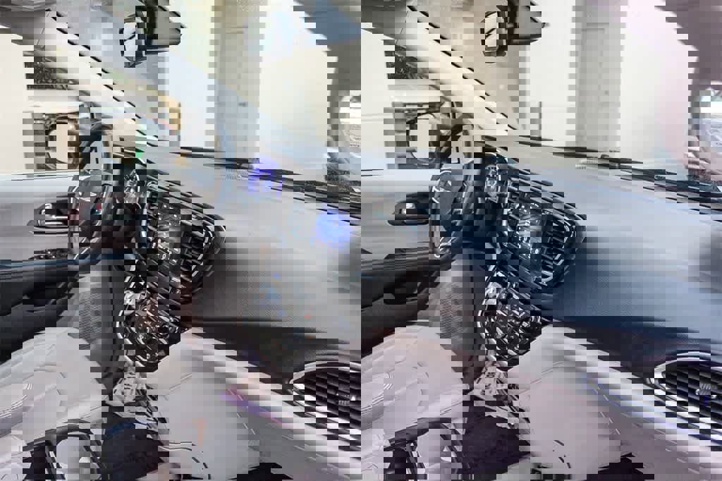 Used 2021 Chrysler Voyager Lxi image 22