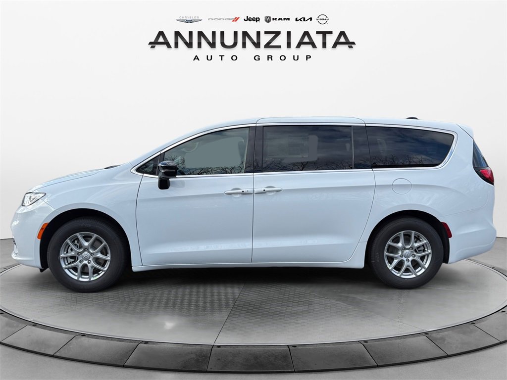 New 2026 Chrysler Pacifica Select image 2