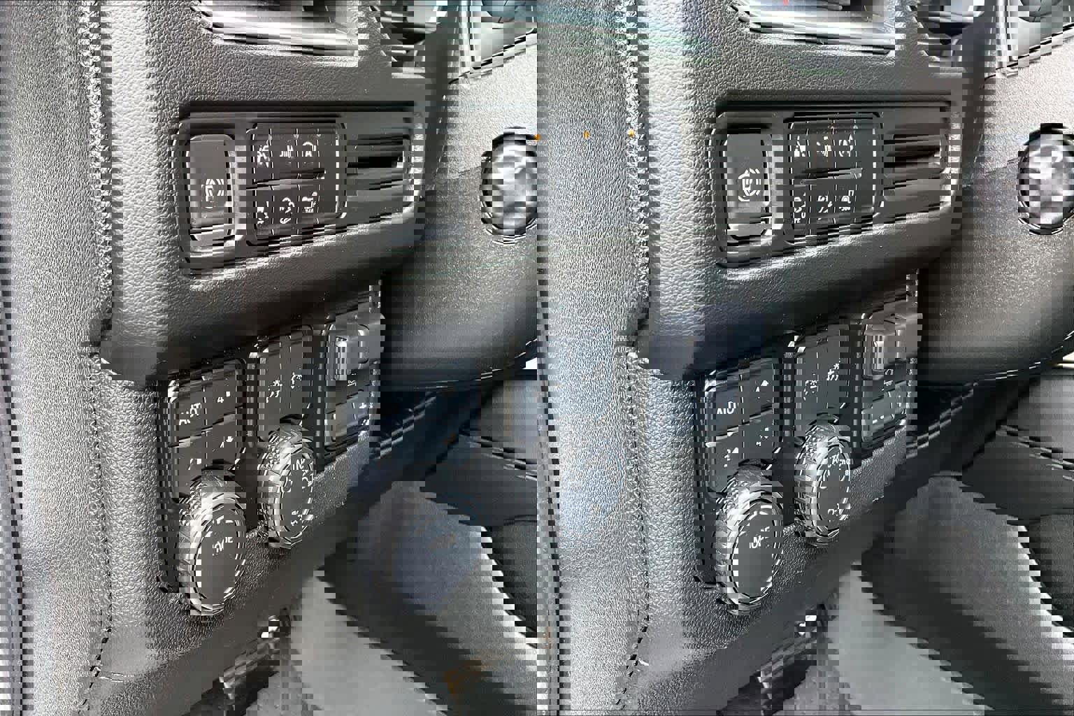 Used 2023 Chevrolet Suburban Z71 w/ Luxury Package image 33