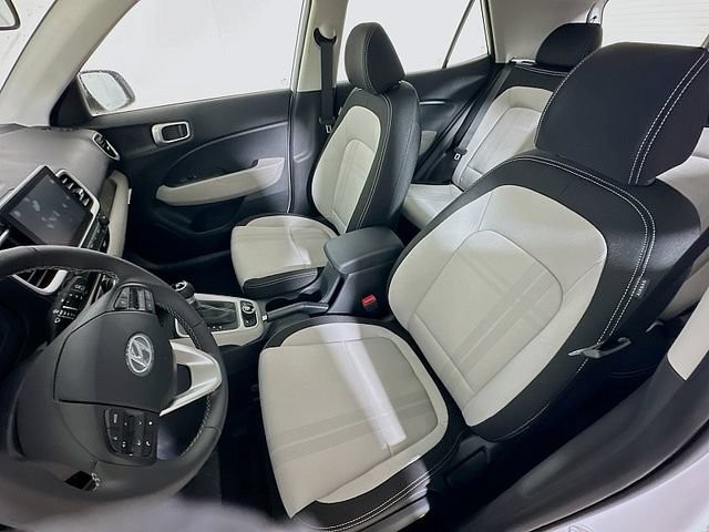 Used 2026 Hyundai Venue SEL FWD image 8