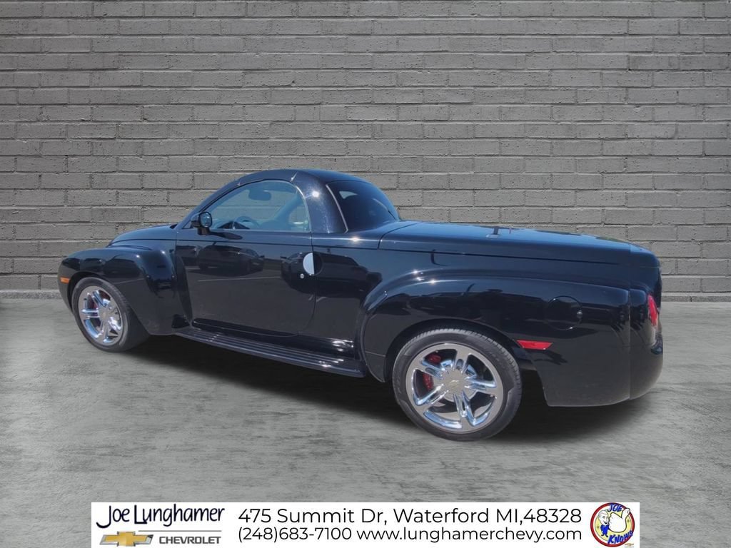 Used 2004 Chevrolet SSR RWD image 2