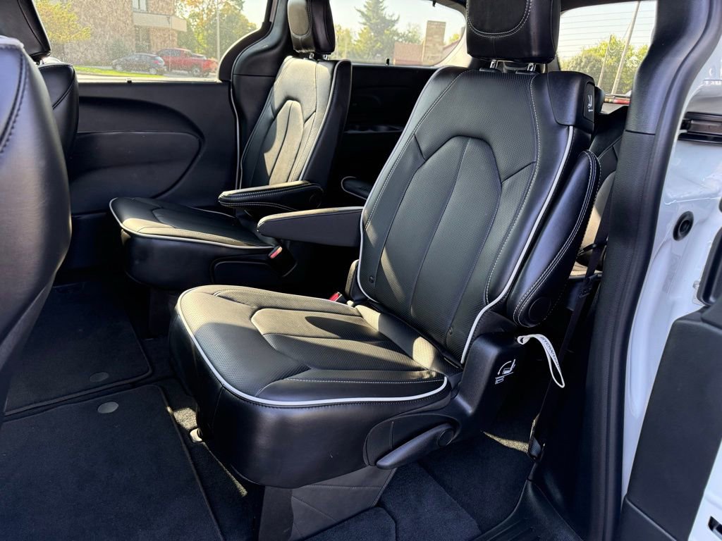 New 2025 Chrysler Pacifica Limited image 18