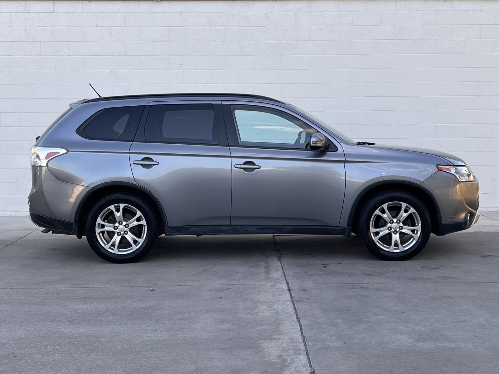 Used 2015 Mitsubishi Outlander SE image 4