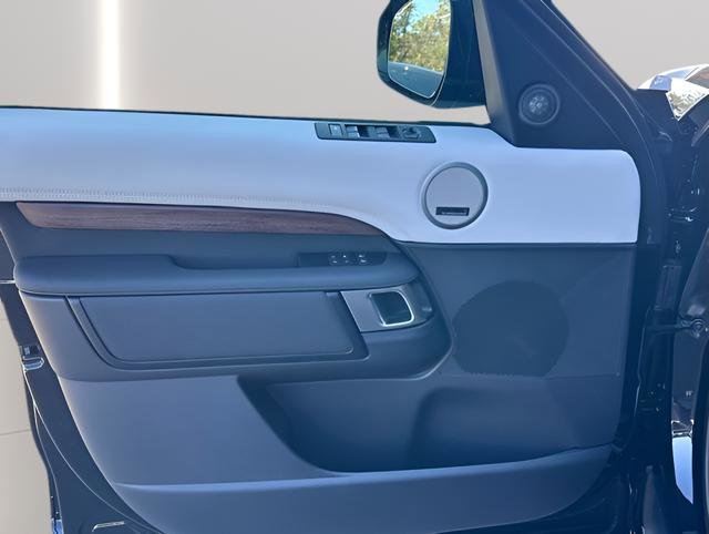 New 2025 Land Rover Discovery Dynamic SE image 13