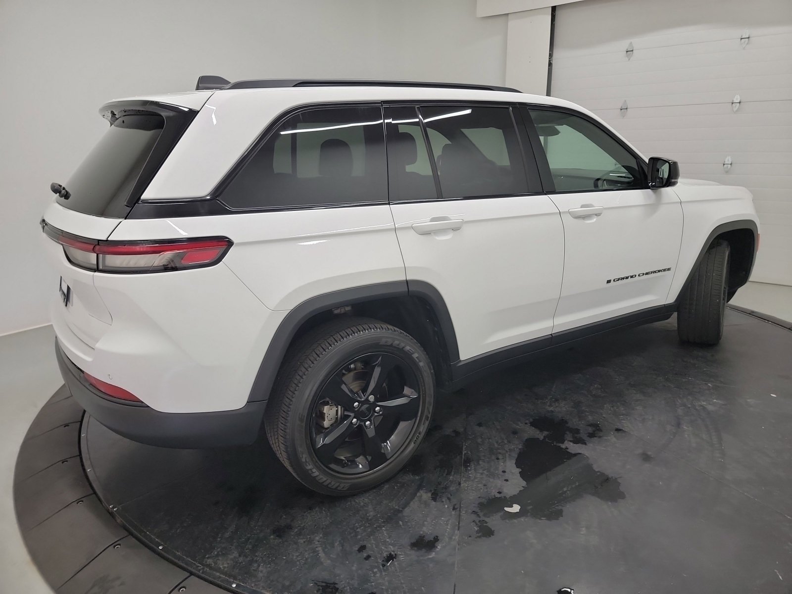Used 2023 Jeep Grand Cherokee Altitude AWD/4WD image 9