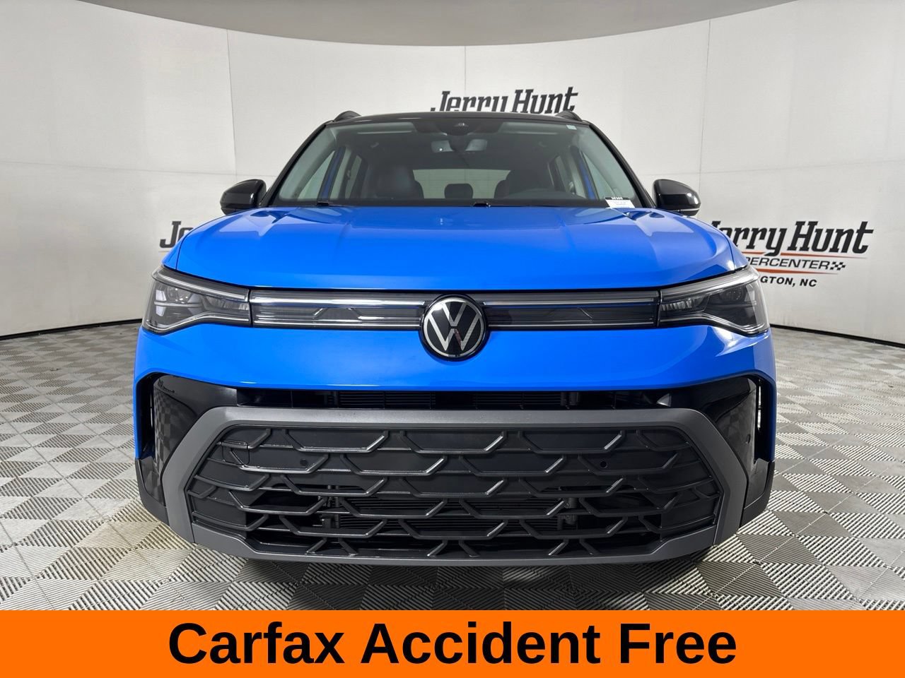 Used 2025 Volkswagen Taos SE AWD/4WD image 3