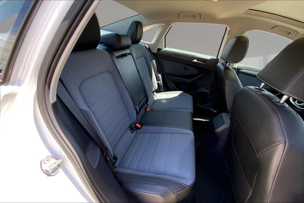 Certified 2025 Volkswagen Jetta SE w/ Sunroof Package FWD image 26