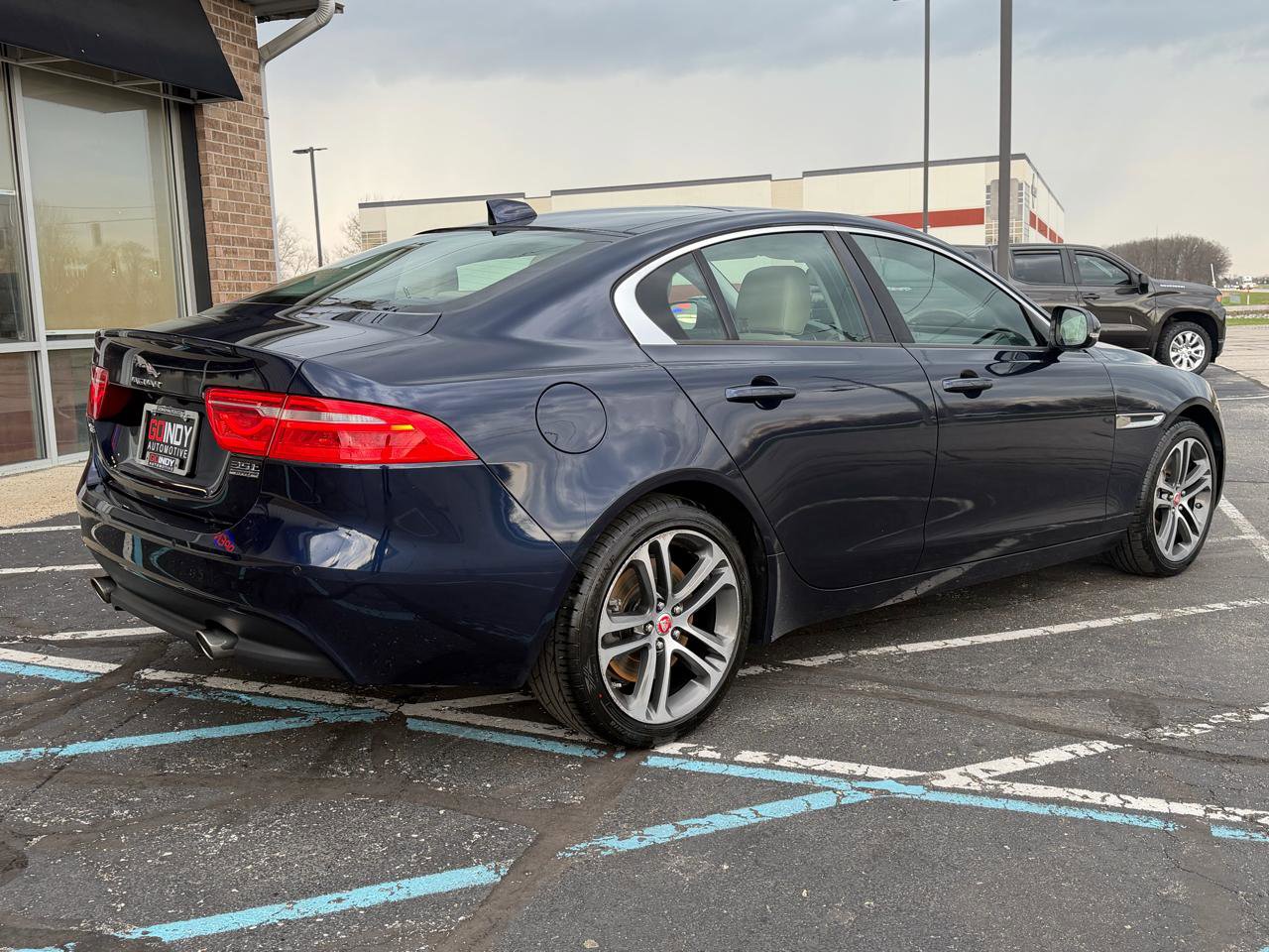 Used 2017 Jaguar XE Premium image 5
