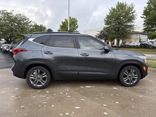 Used 2023 Kia Seltos S w/ Navigation Package FWD image 2