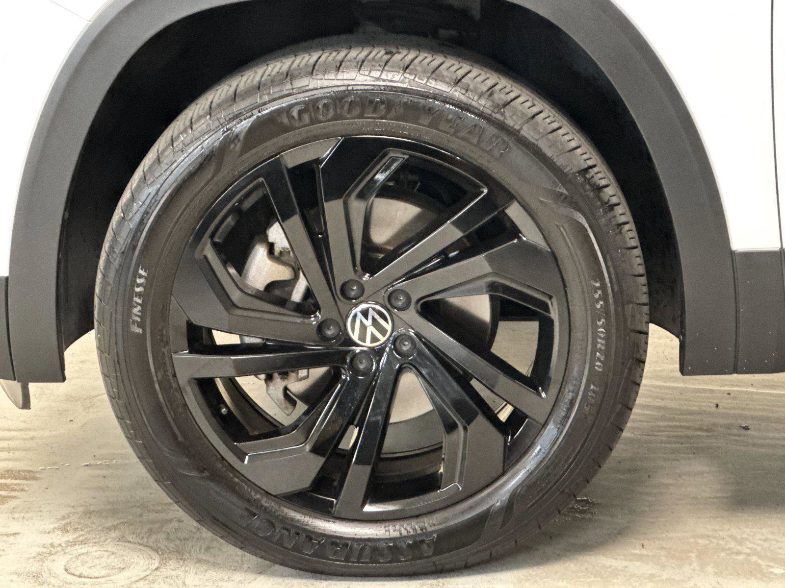 Used 2023 Volkswagen Atlas SE w/ Black Wheel Package image 25