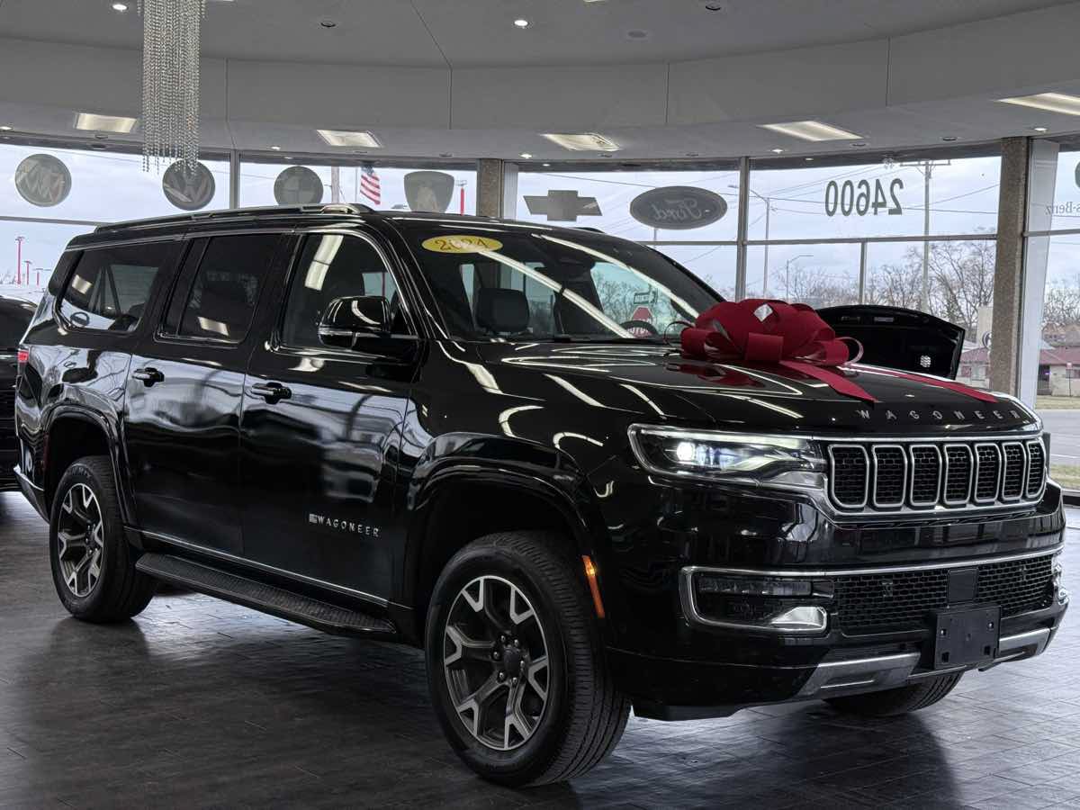 Used 2024 Jeep Wagoneer L Series III w/ Flexible Seating Group AWD/4WD image 1