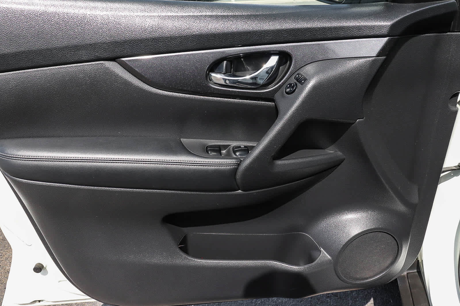 Used 2017 Nissan Rogue SV FWD image 30