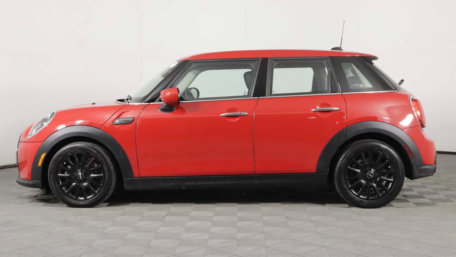 Used 2024 MINI Cooper 4-Door Hardtop FWD image 4