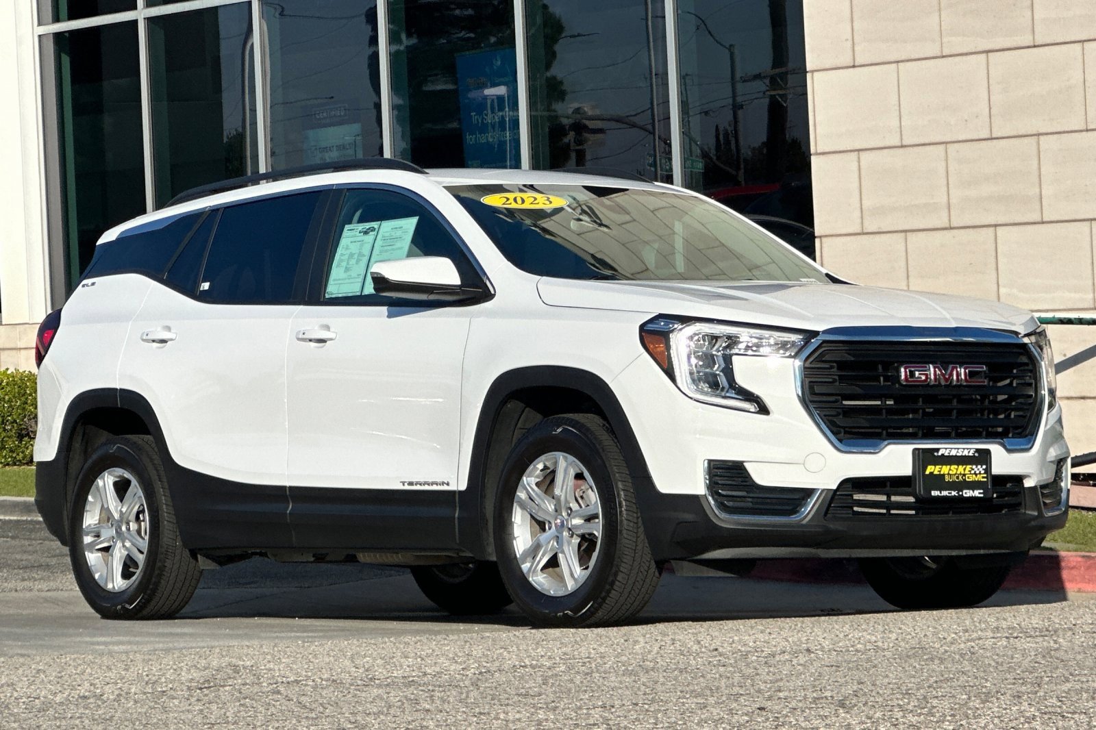 Used 2023 GMC Terrain SLE w/ Driver Convenience Package image 2