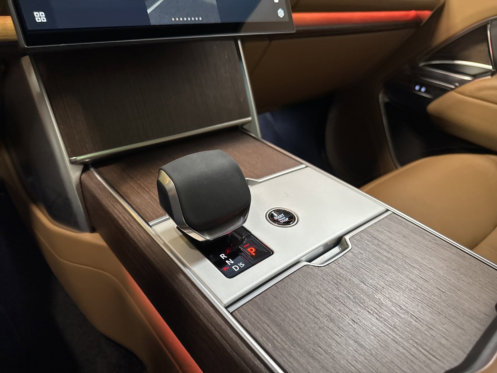 Used 2025 Land Rover Range Rover Long Wheelbase SE image 38