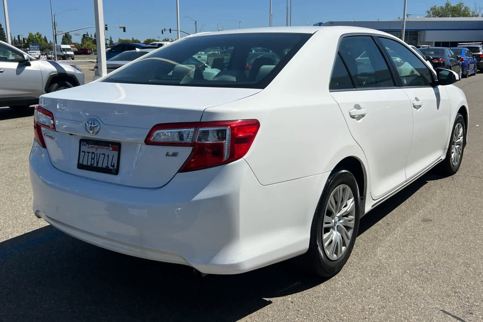 Used 2014 Toyota Camry LE FWD image 4
