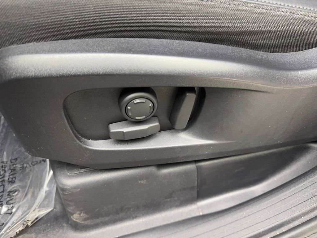 Used 2025 Land Rover Defender 110 S image 28