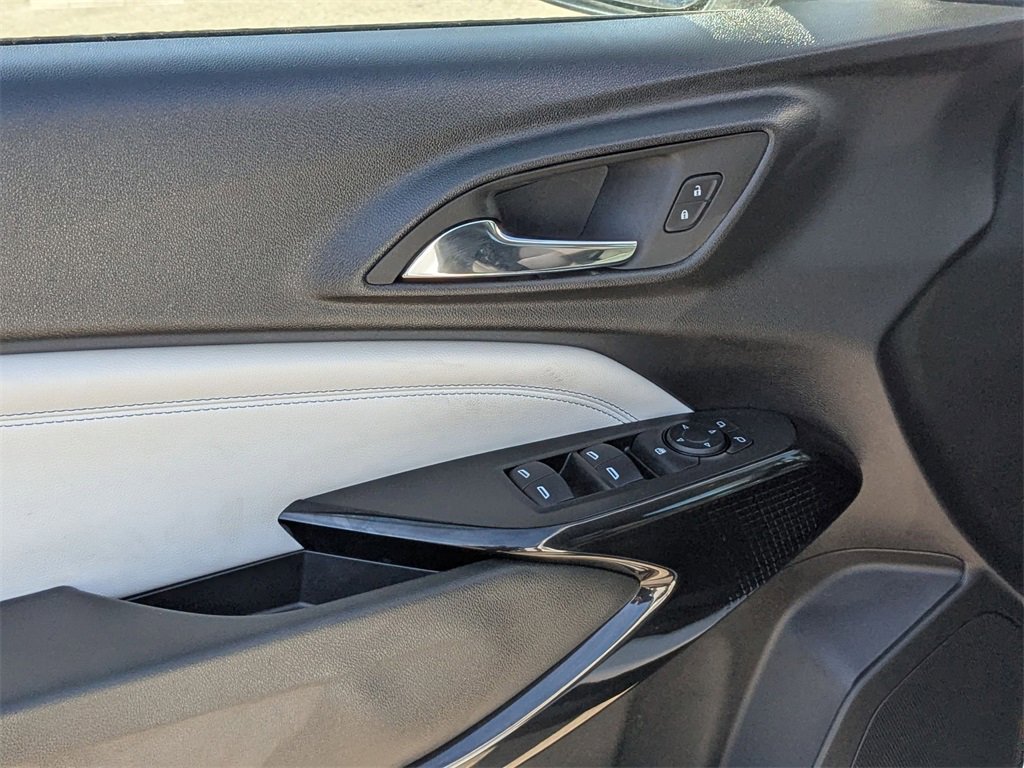 Used 2025 Chevrolet Trax LT w/ LT Convenience Package image 13