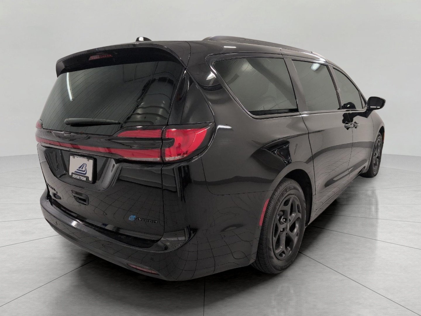 Used 2025 Chrysler Pacifica Premium FWD image 20