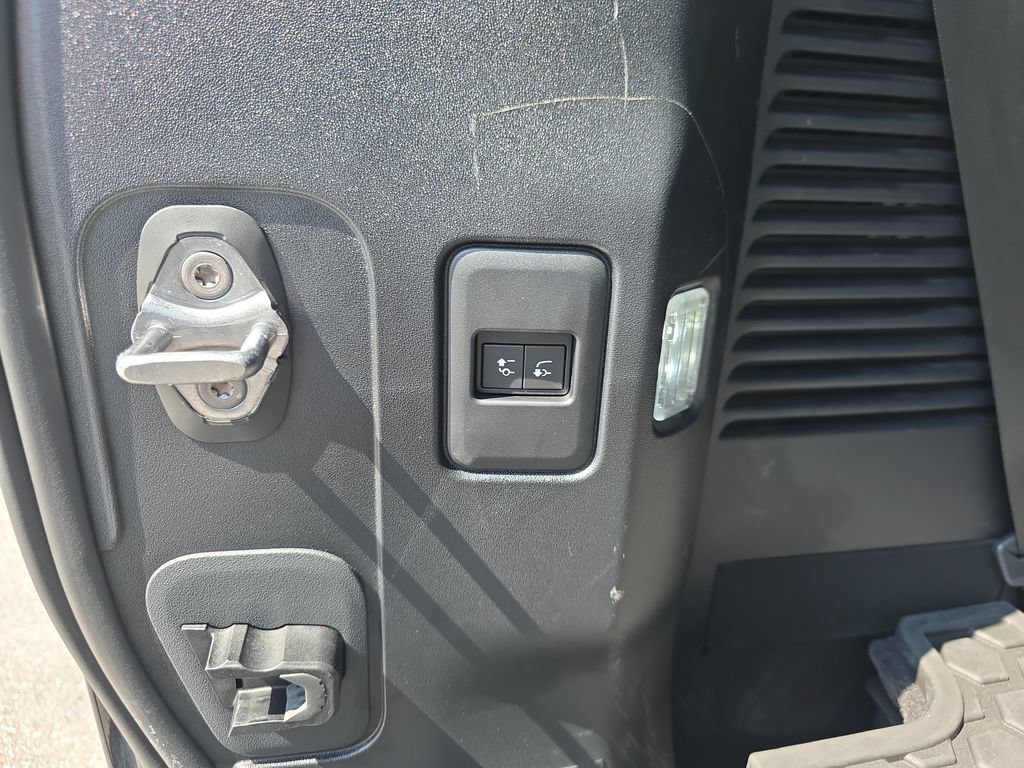 Used 2024 Land Rover Defender 130 X-Dynamic SE AWD/4WD image 34