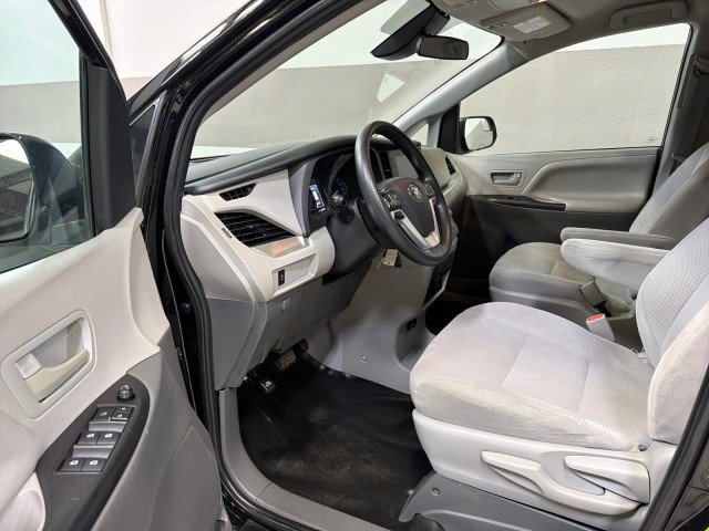 Used 2020 Toyota Sienna L image 11