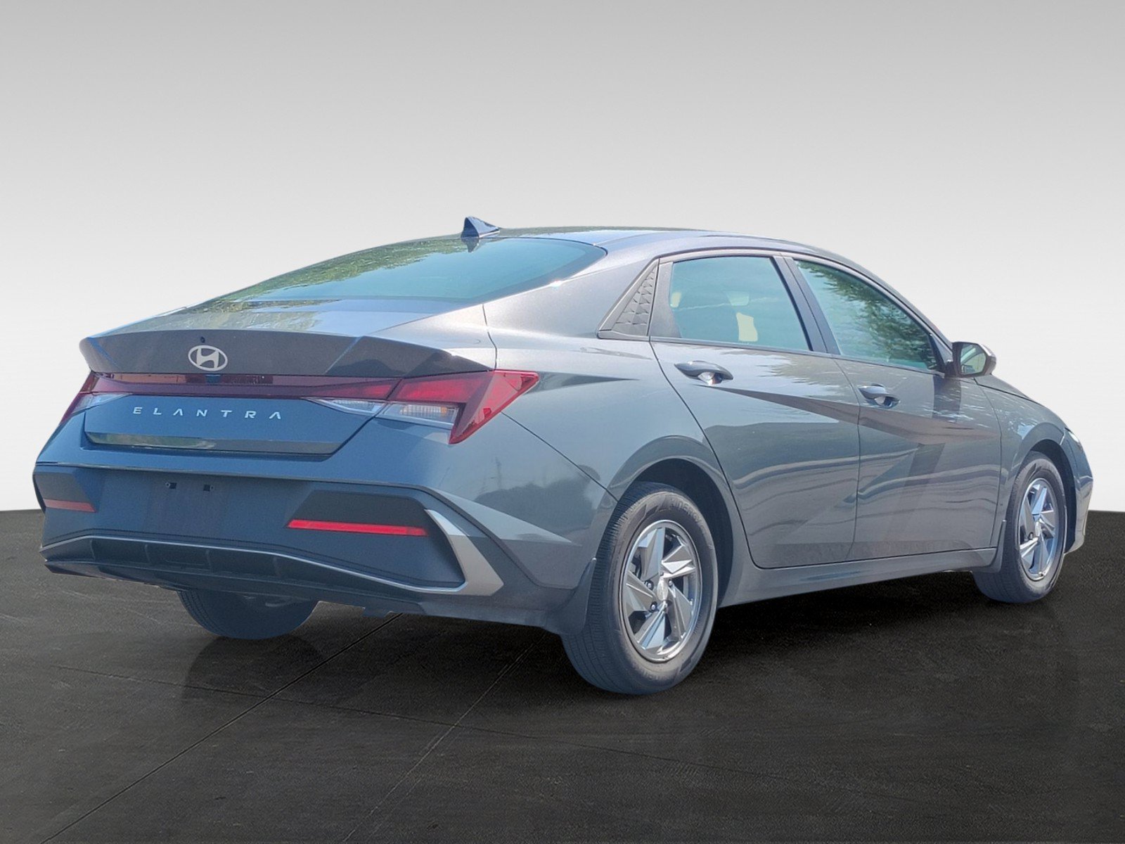 Certified 2025 Hyundai Elantra SE FWD image 5
