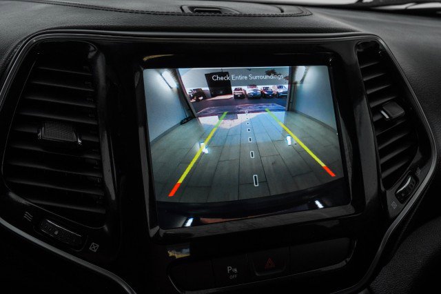 Used 2019 Jeep Cherokee Limited image 21