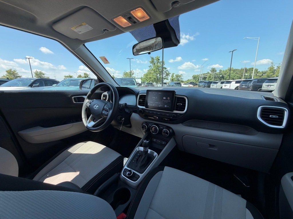 Used 2023 Hyundai Venue SEL FWD image 9